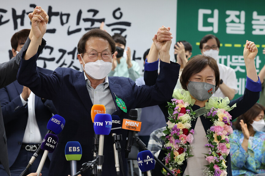 전국동시지방선거 서울교육감 선거에서 3선에 도전한 조희연 후보가 2일 새벽 서울 서대문구 후보자 사무실에서 당선이 확실시되자 지지자들의 축하를 받으며 기뻐하고 있다. 연합뉴스