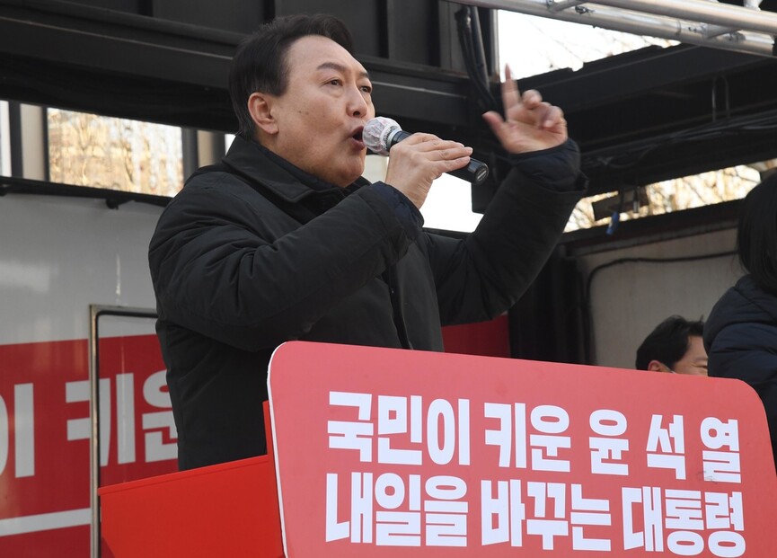 국민의힘 윤석열 대선 후보가 17일 오후 서울 송파구 석촌호수 서호 인근 사거리에서 열린 유세에서 발언하고 있다. 연합뉴스