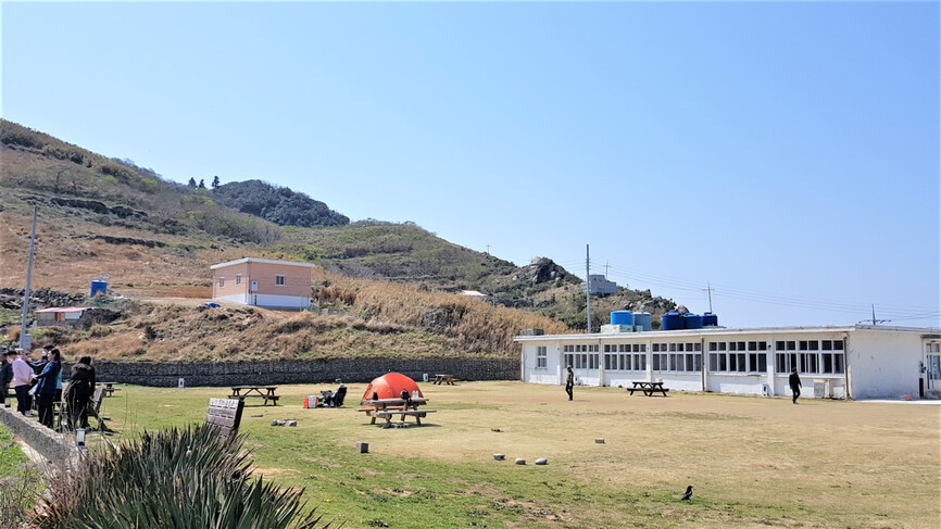 경남 통영시 한산초등학교의 옛 매물도분교. 폐교된 매물도분교 시설은 마을공동시설로 이용되고 있다. 경남도교육청 제공