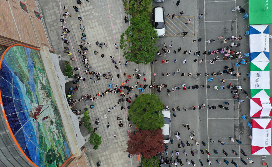 3일 오후 광주 북구 일곡중앙교회 마당에 마련된 선별진료소에서 신도들이 신종 코로나바이러스 감염증(코로나19) 검사를 기다리고 있다. 지난달 27∼28일 이 교회 예배에 참석한 800여명 가운데 2명이 코로나19 확진 판정을 받았다. 연합뉴스