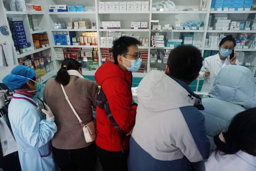 19일 중국 저장성 항저우의 한 약국에서 주민들이 신속 항원 키트와 약을 사고 있다. 항저우/AFP 연합뉴스