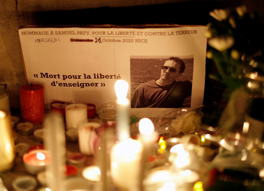 교사 사뮈엘 파티가 사망한 프랑스 파리 북부 콩플랑 생트오노린 거리에 그의 사진과 그를 추모하는 촛불이 놓여 있다. 파리/로이터 연합뉴스
