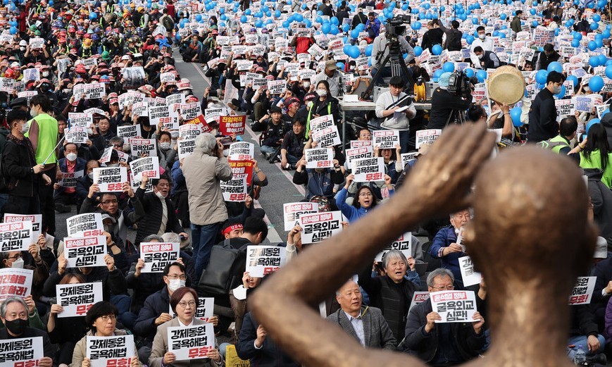 지난 11일 오후 서울 중구 시청광장 동편에서 열린 ‘강제동원 굴욕해법 강행 규탄 및 일본의 사죄배상 촉구 2차 범국민대회’에서 참석자들이 손팻말을 들고 구호를 외치고 있다. 김혜윤 기자