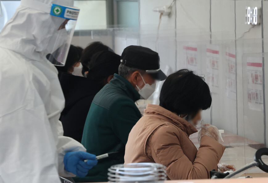 9일 서울 송파구 보건소 선별진료소에서 시민들이 신속항원검사를 하는 모습. 연합뉴스.