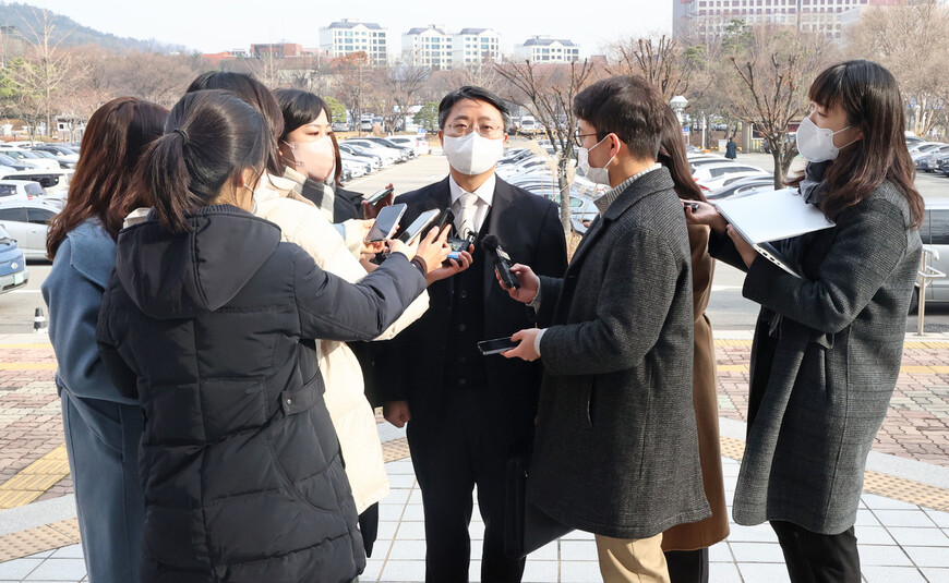 고위공직자범죄수사처의 ‘이성윤 법무연수원 연구위원 공소장 유출 의혹’ 수사와 관련해 압수수색을 받은 임세진 서울중앙지검 부장검사가 2021년 11월29일 수사기록 열람·등사 신청을 하려고 공수처에 들어서고 있다. 연합뉴스