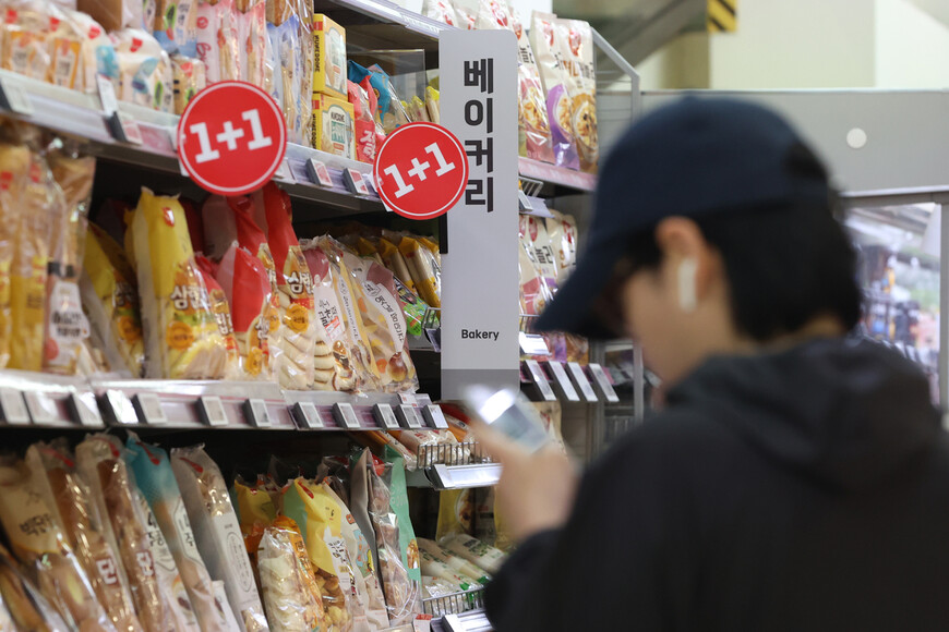 서울의 한 대형마트에 빵이 진열되어 있다. 연합뉴스.