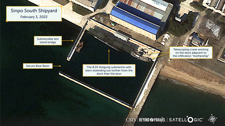 ‘비욘드 패러렐’이 공개한 2월3일 촬영 신포조선소 위성사진. 사각형 정박지 내 위쪽의 길쭉한 물체가 잠수함이고 그 오른쪽은 침투용 모선이다.