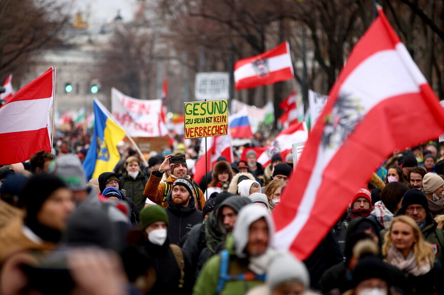 백신 접종 의무화에 반대하는 오스트리아 시민들이 4일 빈에서 시위를 하고 있다. 빈/로이터 연합뉴스