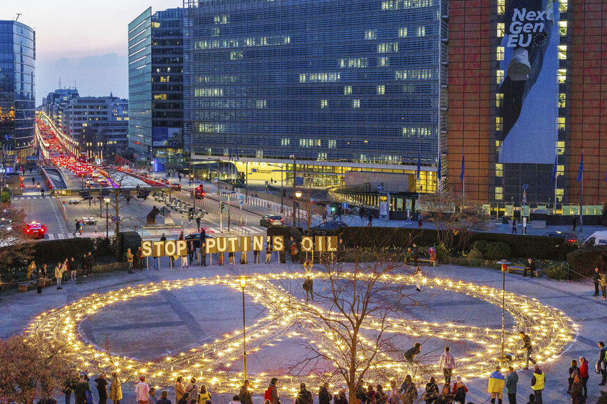 북대서양조약기구(NATO) 본부가 있는 벨기에 브뤼셀의 유럽연합(EU) 집행위원회 청사 앞에 22일 러시아의 우크라이나 전쟁 중단을 촉구하는 이들이 평화를 상징하는 문양을 조명으로 밝혀놓고 있다. 브뤼셀/AP 연합뉴스