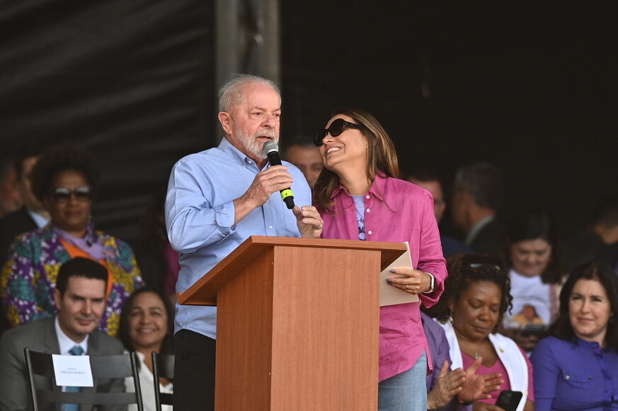 루이스 이나시우 룰라 다시우바 브라질 대통령이 16일 브라질리아에서 열린 정치 행사에 참석해 연설하고 있다. 그의 옆은 부인 호잔젤라 룰라 다시우바. EPA 연합뉴스