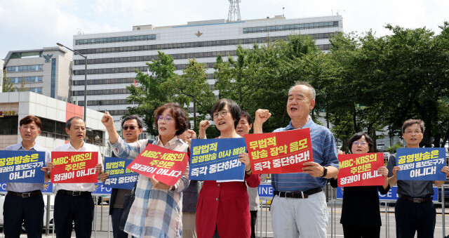 남영진 전 한국방송 이사장(앞줄 오른쪽) 등 공영방송 이사들이 지난 8월21일 서울 용산 대통령실 앞에서 기자회견을 열어 윤석열 대통령의 공영방송 장악 중단을 촉구하고 있다. 김경호 선임기자 jijae@hani.co.kr