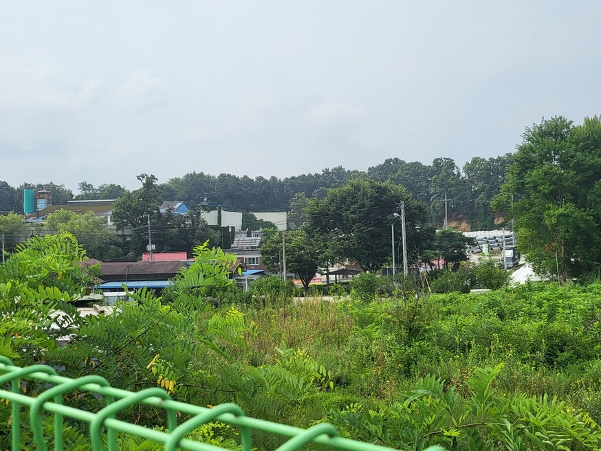 학교에서 보이는 콘크리트 관 제조업체 모습. 오른쪽에 업체에서 만든 콘크리트 관 제품이 쌓여있다. 이승욱 기자