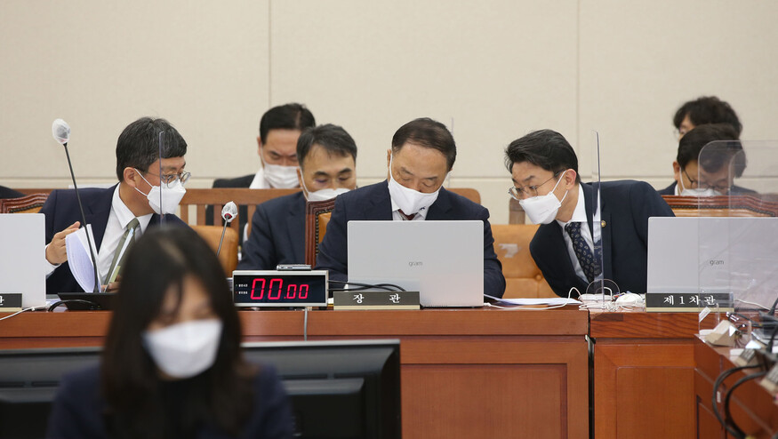 홍남기 부총리 겸 기획재정부 장관(가운데)이 30일 서울 여의도 국회에서 열린 기획재정위원회 전체회의에서 기재부 간부들과 함께 자료를 보며 논의하고 있다. 국회사진기자단