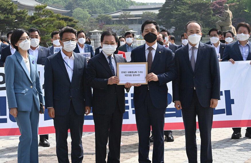 국민의힘 김기현 당대표 권한대행 겸 원내대표(오른쪽 둘째)가 14일 오전 서울 종로구 청와대 분수대 앞에서 유영민 대통령 비서실장에게 김부겸 총리 인준 강행 항의 서한을 전달하고 있다. 국회사진기자단