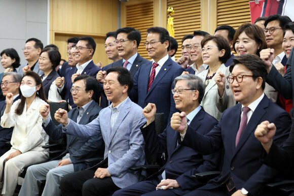 권성동 국민의힘 원내대표와 김황식 전 국무총리, 김기현 의원(앞줄 오른쪽부터) 지난달 22일 오전 국회 의원회관에서 열린 당내 공부 모임인 ‘혁신24 새로운 미래’ 김 전 총리 강연에서 참석자들과 기념촬영을 하고 있다. 공동취재사진