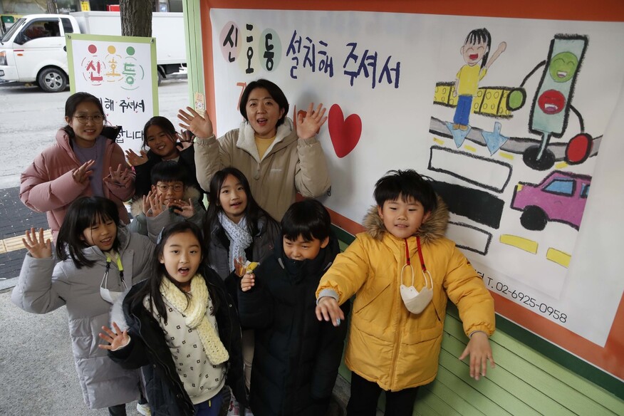 서울 송파구 우리동네키움센터 송파5호점 어린이들과 구선영 센터장이 16일 오후 센터 들머리에서 구청과 경찰서 직원들에게 감사인사를 전하고 있다. 김혜윤 기자 unique@hani.co.kr