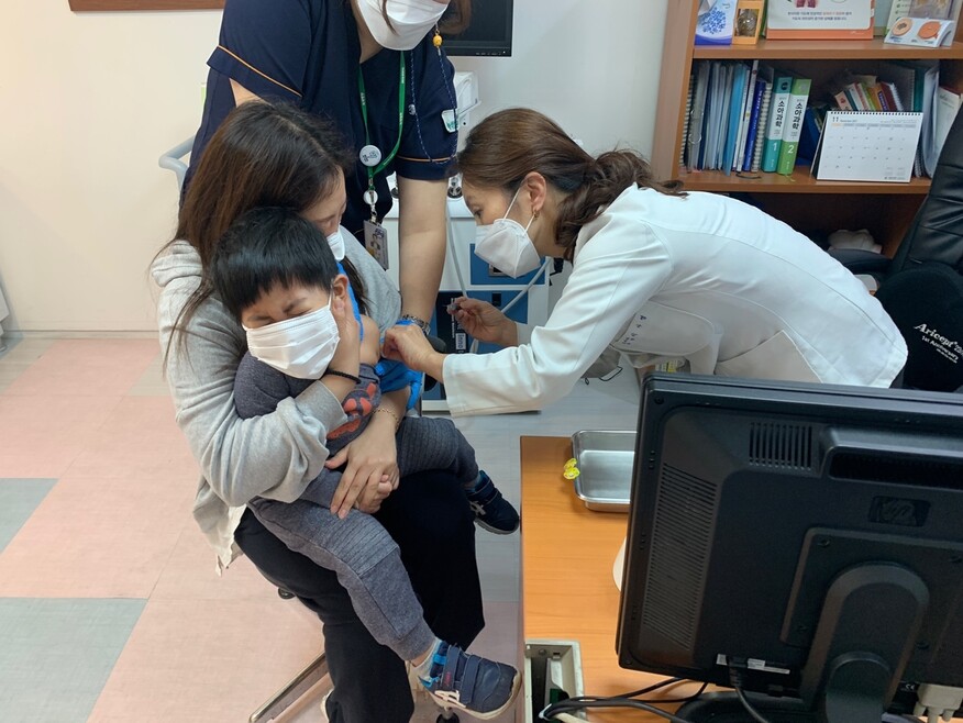 병원에서 영·유아 필수예방접종을 받는 미등록 이주아동. 녹색병원 제공