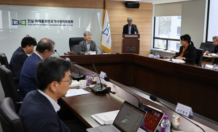 17일 서울 중구 퇴계로 남산스퀘어빌딩 진실·화해를위한과거사정리위원회(진실화해위) 대회의실에서 제64차 전체위원회가 열리고 있다. 신소영 기자 viator@hani.co.kr