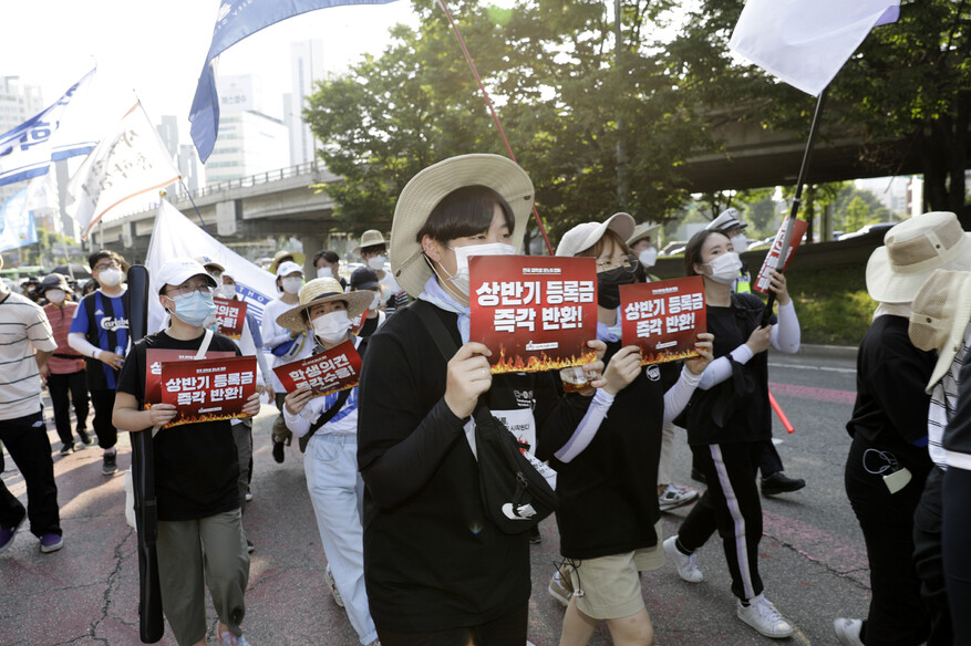 상반기 등록금 반환을 요구하며 세종시에서 150㎞를 행진한 전국대학학생회네트워크 학생들이 20일 오후 국회를 향해 서울 영등포로터리를 지나가고 있다. 대학생들은 코로나19로 갑자기 시작된 온라인 수업의 강의 질이 부실하고 학교 시설도 제대로 이용하지 못하는 상황에서 상반기 등록금을 반환해야 한다고 주장했다. 김명진 기자 littleprince@hani.co.kr