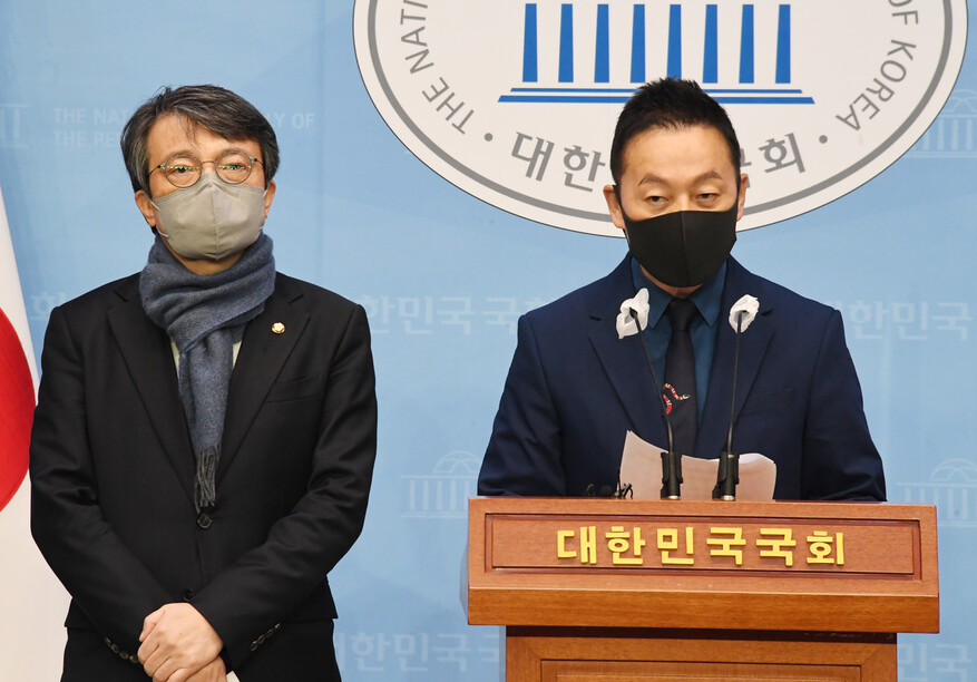 열린민주당 김의겸 의원(왼쪽)과 정봉주 통합협상단 단장이 22일 국회 소통관에서 기자회견을 열고 더불어민주당과의 통합조건으로 7대 개혁 과제를 제안하고 있다. 공동취재사진