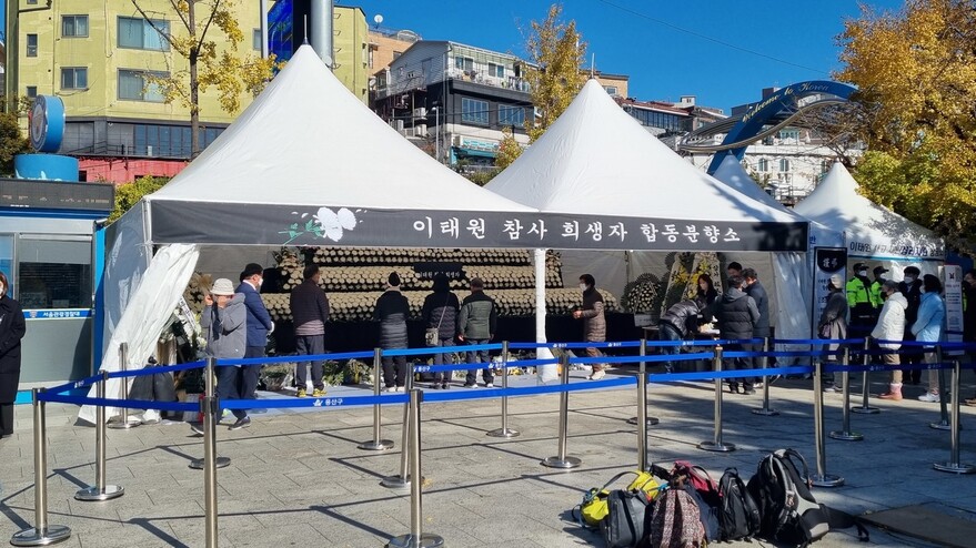 5일 오전 서울 용산구 녹사평 합동분향소에서 문학단체 ‘시산맥’ 회원들이 조문하고 있다. 서혜미 기자