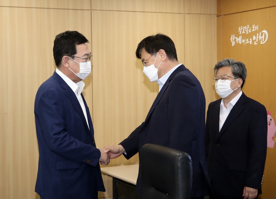 박남춘 인천시장(왼쪽)과 서승환 연세대 총장은 지난 14일 송도세브란스병원 조기 건립 및 2단계 사업 추진 등을 논의하기 위한 회담도 진행했다. 인천경제청 제공