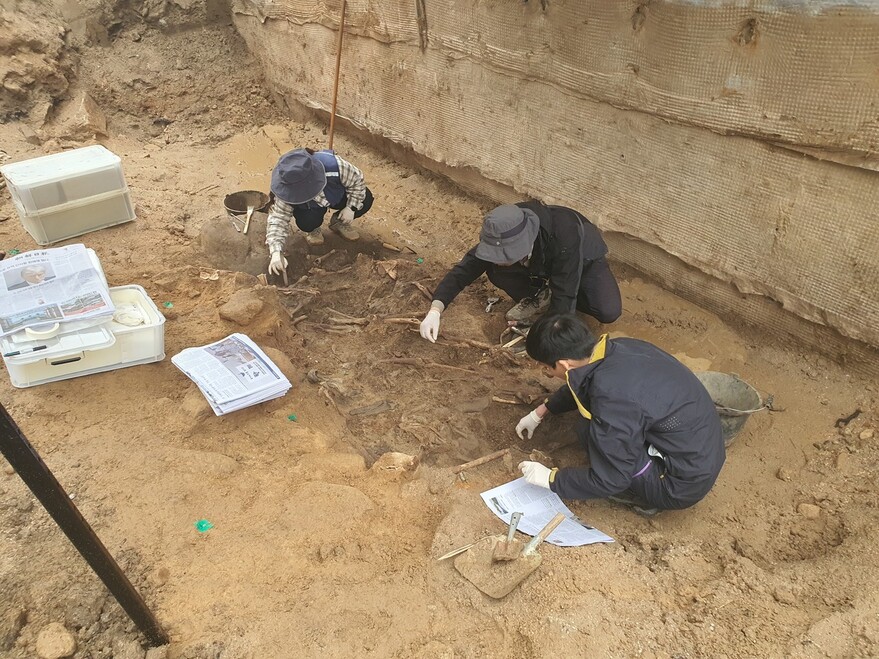 지난 10월19일 서울 강북구 우이동 338번지 현장에서 조사원들이 유해발굴 작업을 하고 있다. 삼한문화재연구원 제공