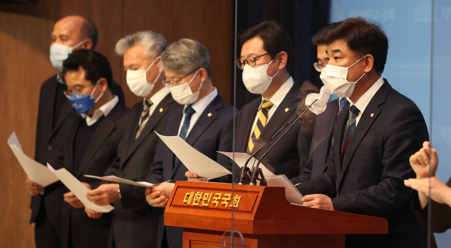 더불어민주당 정무위원회 소속 의원들이 9일 국회 소통관에서 ‘공직자 이해충돌 방지법 제안 기자회견’을 하고 있다. 공동취재사진
