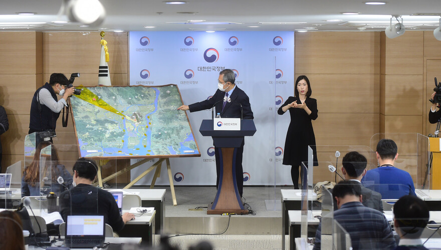 김수삼 김해신공항 검증위원장이 17일 오후 서울 종로구 정부서울청사 브리핑룸에서 김해신공항 검증위원회 검증 결과를 발표하고 있다. 공동취재사진