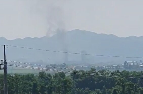 북한이 16일 오후 개성 공동연락사무소 청사를 폭파한 것으로 알려진 가운데 개성공단 방향에서 검은 연기가 피어 오르고 있다. 연합뉴스