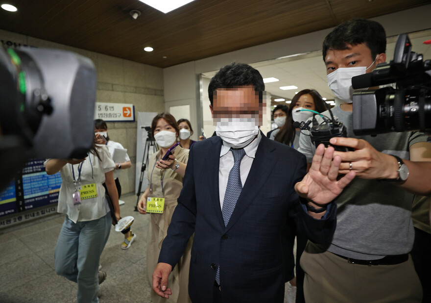 고 김홍영 검사를 폭행해 극단적 선택에 이르게 한 김대현 전 부장검사가 6일 오후 서울 서초구 서울중앙지법에서 열린 1심 선고 공판에서 징역 1년을 선고받은 뒤 법정을 나서고 있다. 연합뉴스