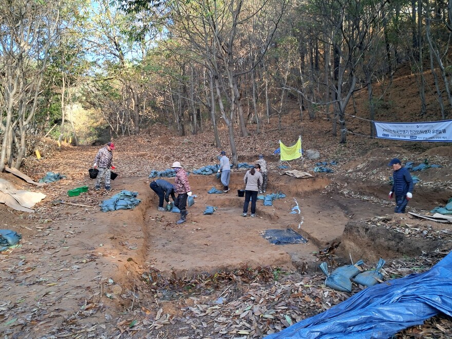 충남 아산시 염치읍 서원리 산97번지 동막골 유해발굴 현장. 방수포를 걷은 뒤 발굴작업을 시작하기 직전이다. 고경태 기자