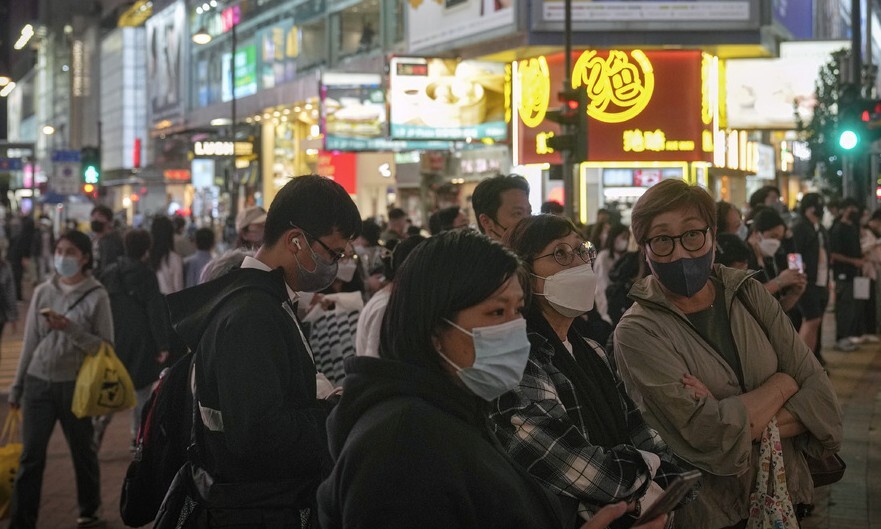 홍콩 정부는 지난 16일 팬데믹으로 사망자가 증가함에 따라 홍콩의 인구가 3년 연속 감소했다고 발표했다. 쇼핑몰과 백화점 등이 밀집한 홍콩의 번화가 코즈웨이베이에서 지난 7일 길을 건너는 사람들. AP 연합뉴스