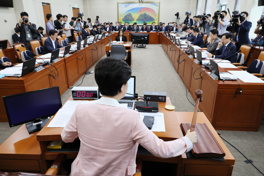 15일 열린 국회 정무위원회 전체회의에서 백혜련 위원장이 의사봉을 두드리고 있다. 연합뉴스