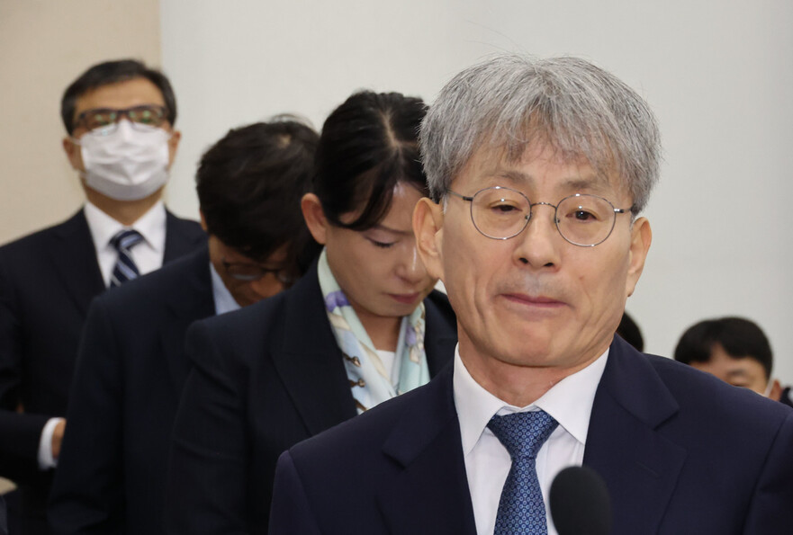 지난 13일 국회 행정안전위원회 국정감사장에서 인사말을 하기 직전의 김광동 진실·화해를위한과거사정리위원회(진실화해위) 위원장 모습. 김봉규 선임기자 bong9@hani.co.kr