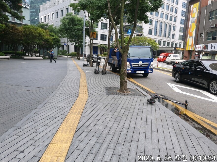 종로구청 직원이 전동킥보드를 수거하기 위해 차량에 오르고 있다. 서울 종로구 제공