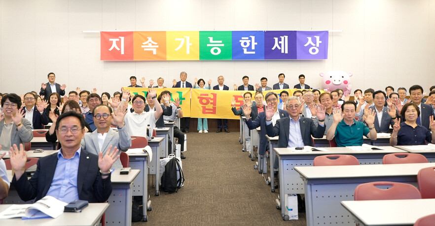 지난 1일 부산 해운대구 벡스코에서 ‘제5회 대한민국 사회적경제 박람회’ 부대행사인 ‘101번째 세계 협동조합의 날 기념 공동포럼’이 열렸다. 포럼은 전국 사회연대경제 지방정부협의회(회장 김미경 서울 은평구청장), 신협중앙회, 전국협동조합협의회가 함께 주최했다. 전국 사회연대경제 지방정부협의회 제공