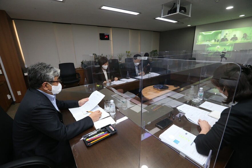 한상혁 방송통신위원장이 17일 애플의 인앱결제 강제 정책으로 소송 중인 에픽게임즈 대표 등과 화상 면담을 진행하고 있다. 방송통신위원회 제공