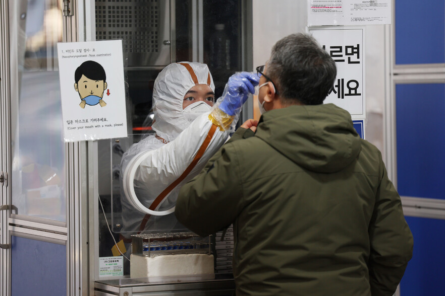 27일 오전 서울 송파구보건소 선별검사소에서 의료진이 검체채취를 하고 있다. 연합뉴스.