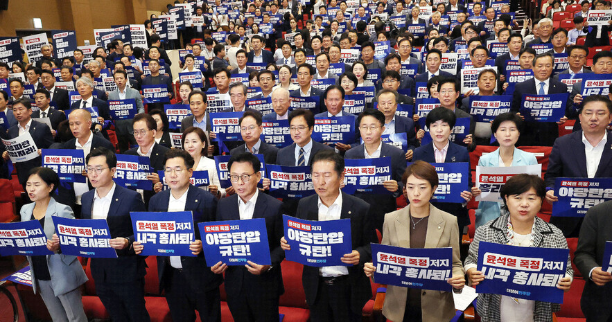 박광온 더불어민주당 원내대표와 의원 등 참석자들이 20일 오후 국회 의원회관에서 열린 ‘윤석열 정권 폭정·검찰 독재 저지 총력 투쟁대회’에서 내각 총사퇴 등을 요구하고 있다. 김경호 선임기자 jijae@hani.co.kr