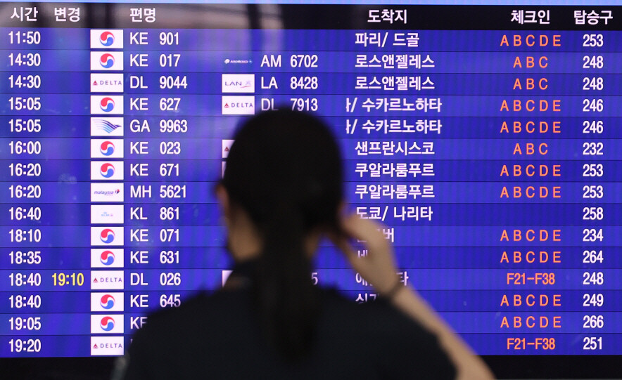 6월12일 오전 인천국제공항 출국장 모니터에 표시된 출발 항공편. 연합뉴스