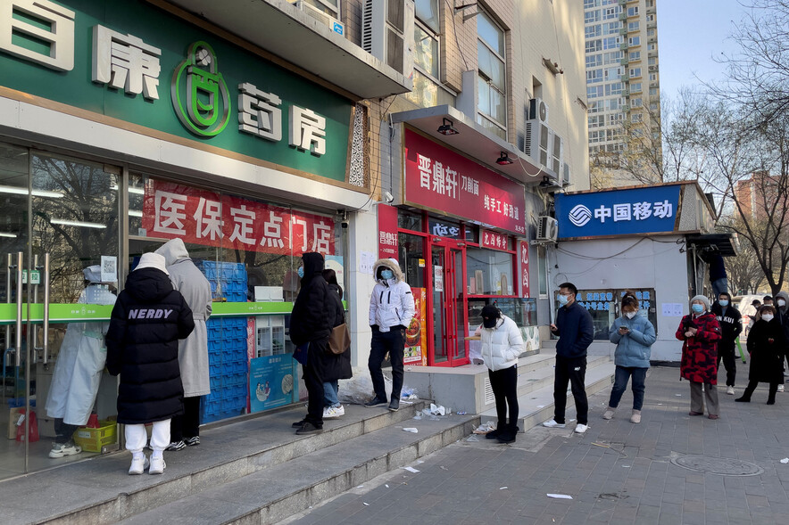 6일 중국 베이징에서 시민들이 코로나19 대비용 약을 구매하기 위해 줄 서 있다. 베이징/로이터 연합뉴스