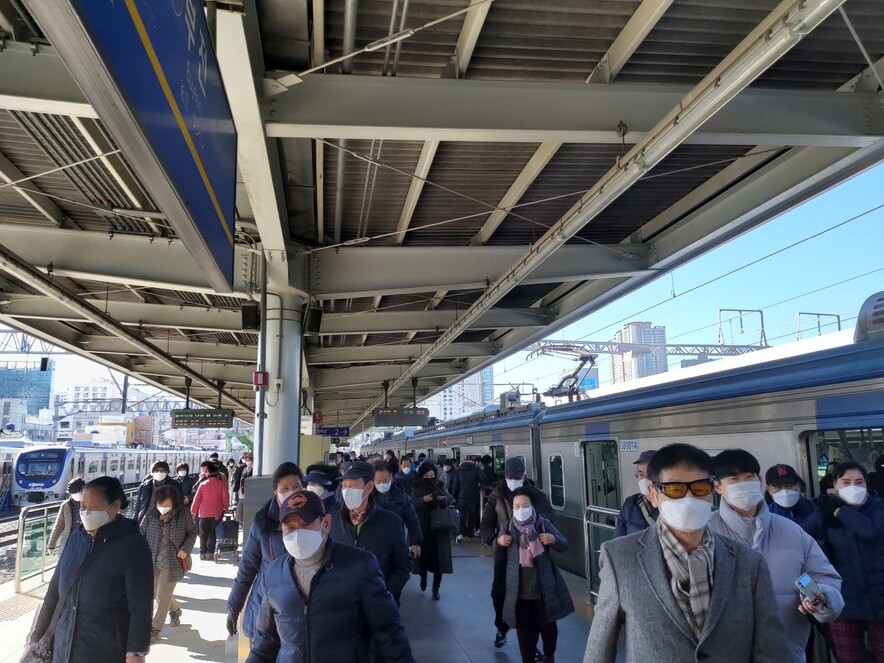 지난 6일 낮 1시께 부산 부전역에 전동열차 승객들이 내리고 있다. 부산 시민들이 오전에 울산 태화강역에 내려서 관광을 하고 돌아오고 있다. 울산 시민들은 이곳에서 서면 등을 둘러보고 돌아간다.