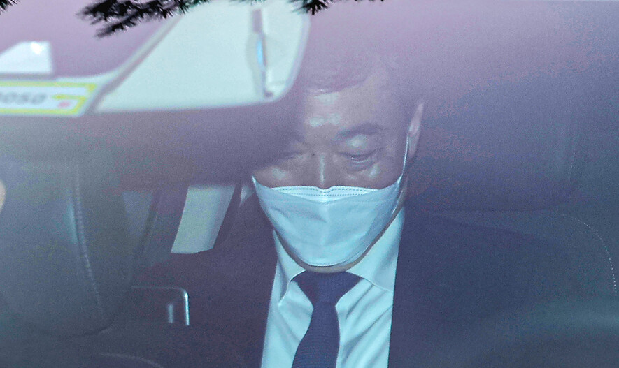 김오수 검찰총장이 22일 사직서를 제출한 뒤 서울 서초구 대검찰청 청사를 떠나고 있다. 연합뉴스