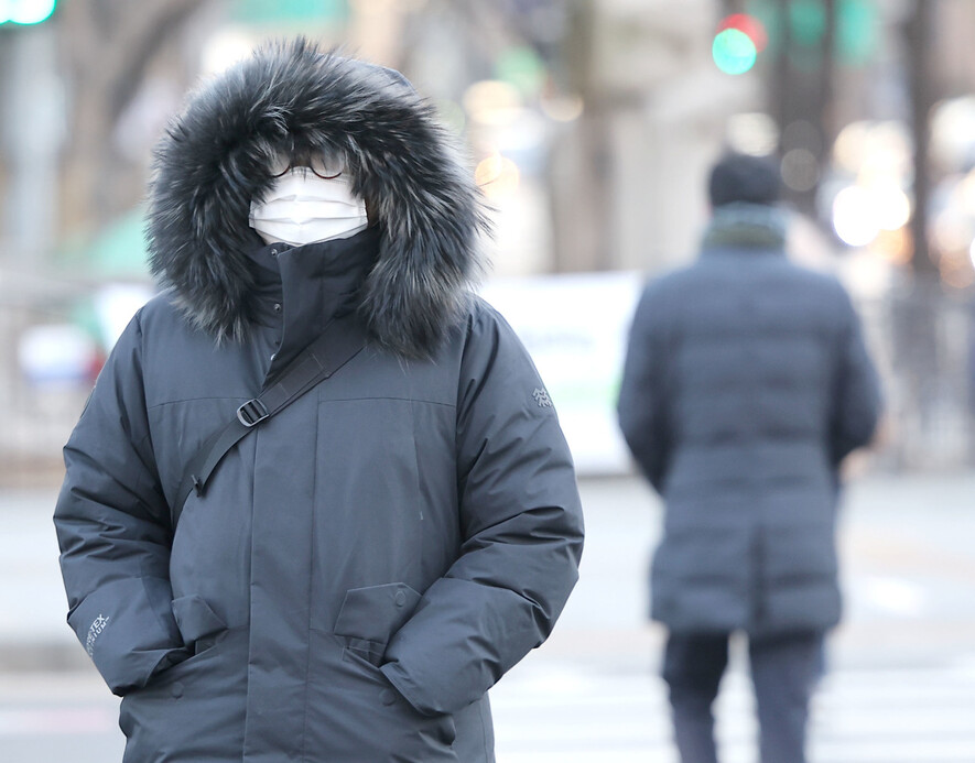 전국에 한파 특보가 내려진 25일 오전 서울 광화문광장에서 시민들이 걸어가고 있다. 연합뉴스