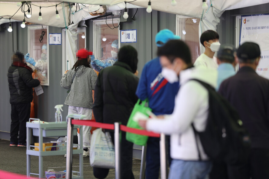 2일 오전 서울역광장에 마련된 임시선별진료소에서 시민들이 검사를 받기 위해 줄을 서 있다. 연합뉴스