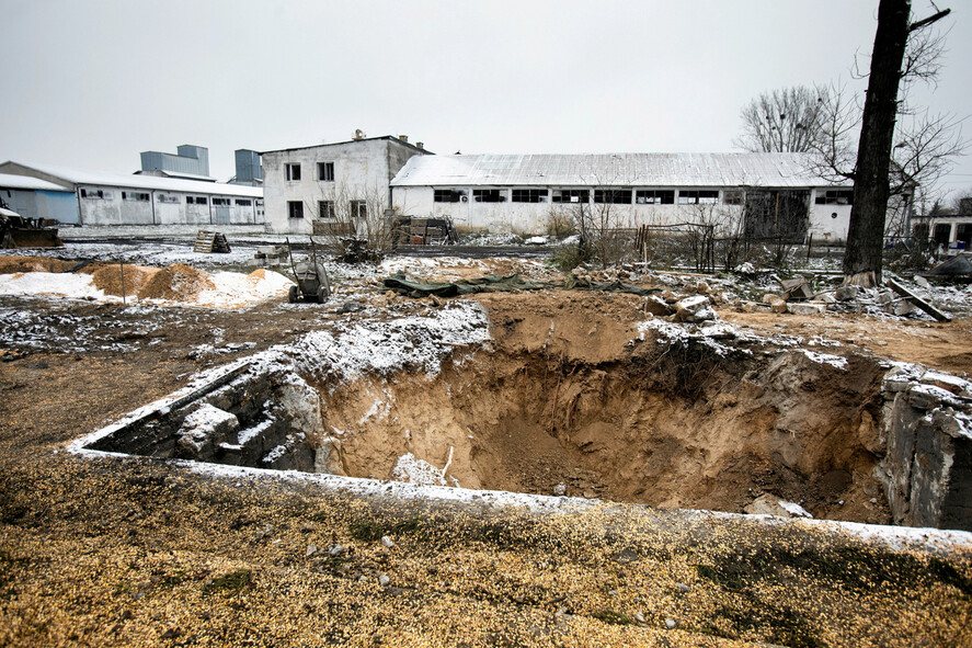 지난 15일(현지시각) 미사일이 떨어져 민간인 2명이 목숨을 잃은 사고가 발생한 폴란드 동부 국경도시 프셰보두프의 20일 현장 모습. 로이터 연합뉴스