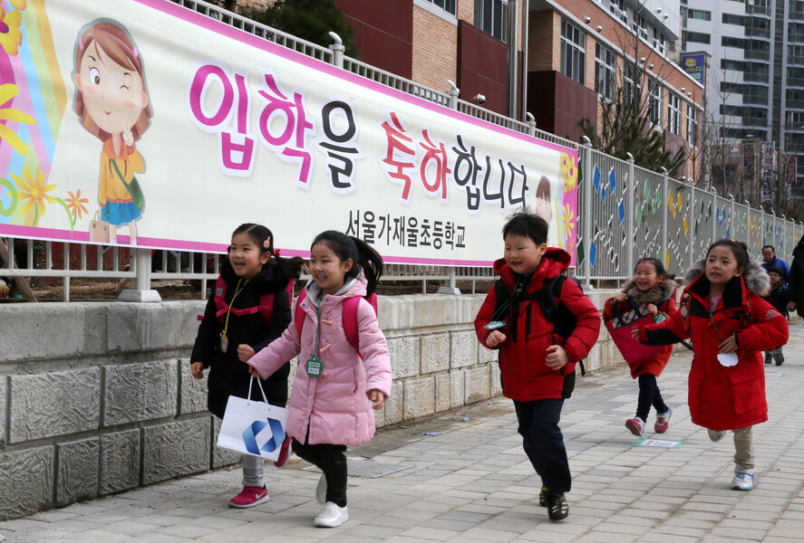 교사 1명이 20여명의 학생들을 담당하는 학교에 내 아이만 세밀하게 챙겨달라는 보육적 요구를 하는 것은 지양하는 게 좋다. &lt;한겨레&gt; 자료사진