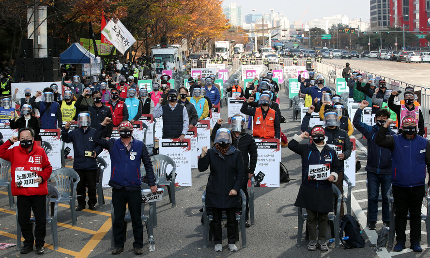 지난 14일 서울 영등포구 여의도공원 앞에서 열린 ‘전국노동자대회’에서 참석자들이 ‘노동조합법 개악 반대’와 ‘전태일 3법 제정’을 촉구하고 있다. 김경호 선임기자 jijae@hani.co.kr