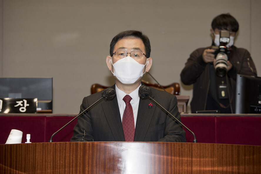 국민의힘 주호영 원내대표가 1일 국회에서 열린 의원총회에서 발언하고 있다. 주 원내대표는 “(문재인 정부가) 핵무기를 손에 든 김정은에게 원전을 주려는 건 안보를 위협하는 이적행위”라고 주장했다. 공동취재사진